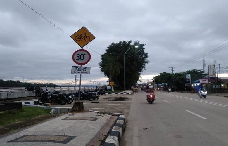 Dishub Pasang Rambu Lalin Disejumlah Titik di Tenggarong