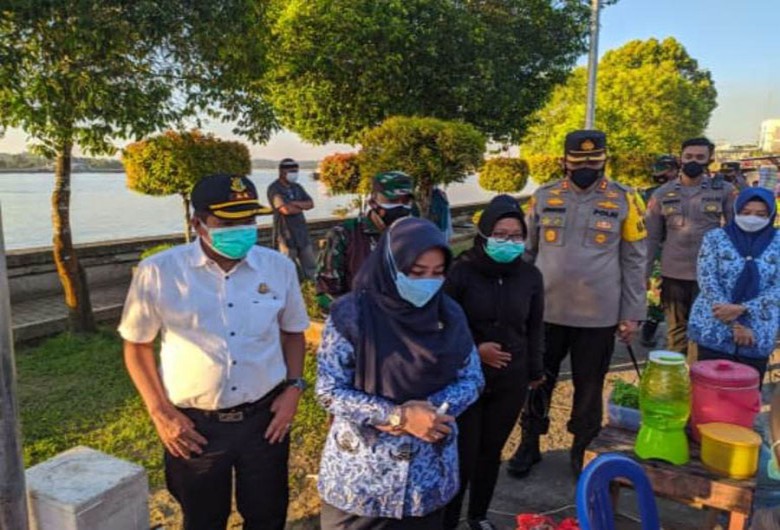 Bupati Turun Langsung, Bagikan Bantuan Bagi Warga Terdampak PPKM