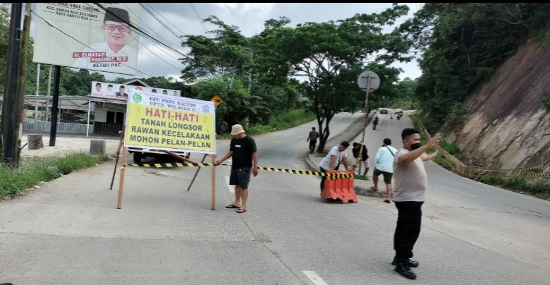 Pemprov Tangani Longsor di Teluk Bajau
