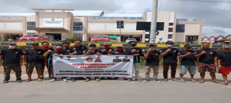Melawan Corona, LKK Menyemprot Disinfektan di Melak