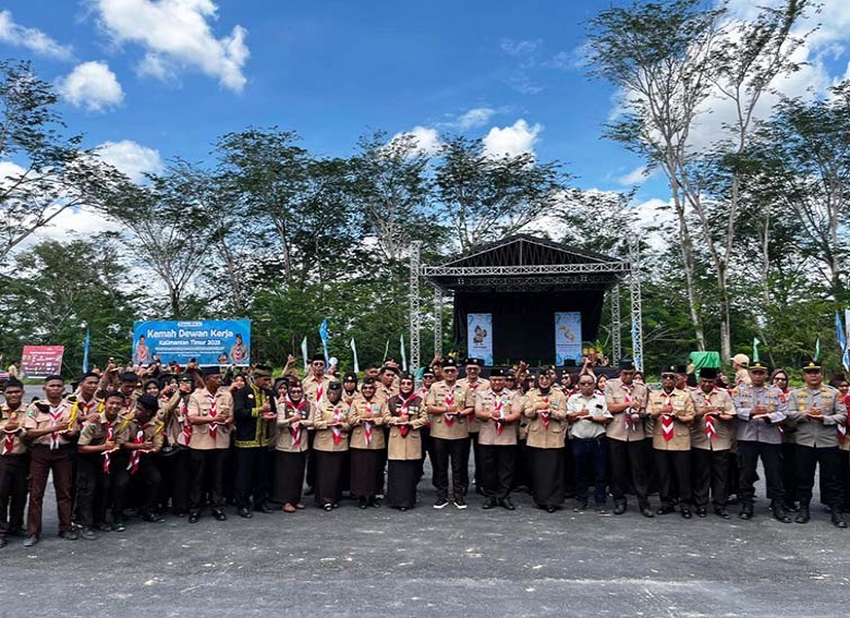Anggota DPRD Berau Elita Herlina Terima Pin Pancawarsa sebagai Penyemangat Baru