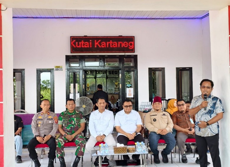 Kepala DPMD Kukar Dampingi Bupati Tinjau Pusban Desa Segihan, Dorong Percepatan Peningkatan Layanan Kesehatan Desa