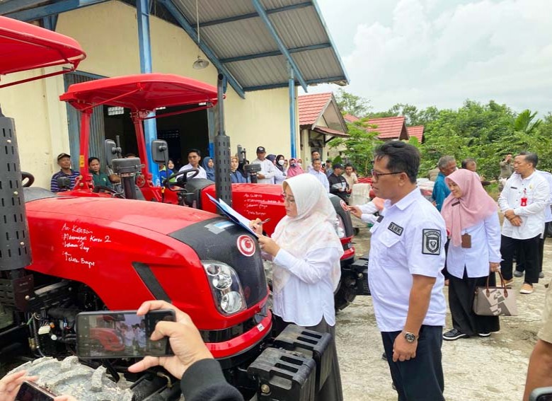Bupati Berau Serahkan Bantuan Pertanian dan Peternakan di Sei Bebanir Bangun