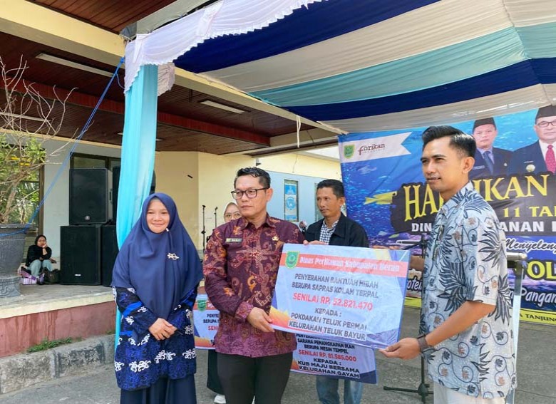 Pemkab Berau Hibahkan Mesin Pengalengan Ikan, Mesin Tempel dan Sapras Kolam Terpal