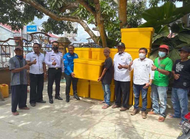 Fachruddin Serahkan Bantuan 50 Coolbox Kepada KUB Nelayan Samboja