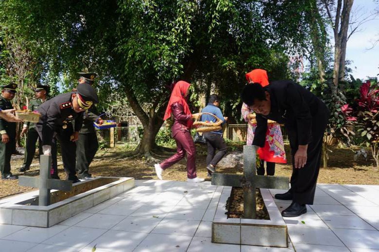 Hari Pahlawan, Pemkab Kukar Ziarah ke Taman Makam Pahlawan