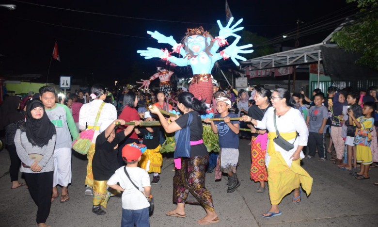 Pawai Ogoh-Ogoh Sedot Perhatian Warga Tenggarong