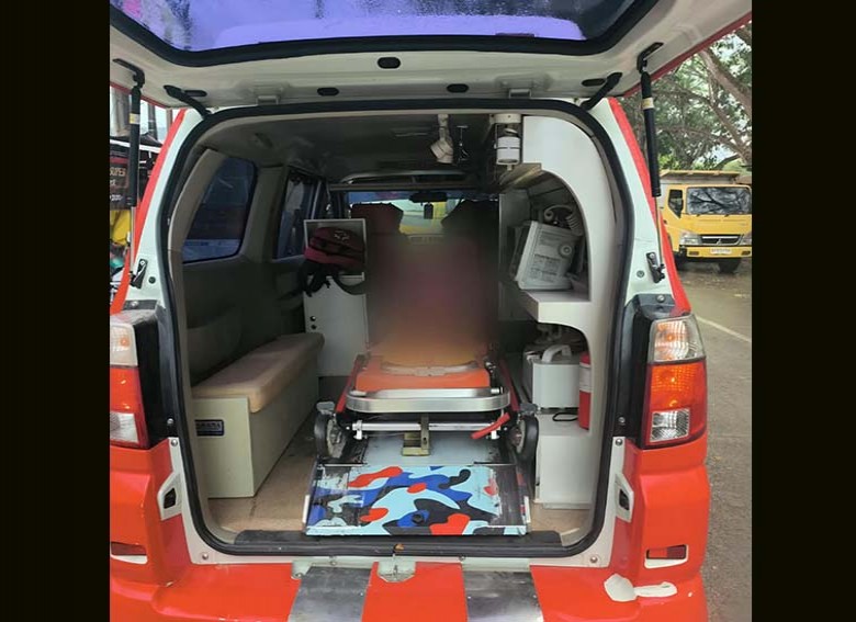Sedang Berhenti di Lampu Merah Jalan Belida, Pengguna Jalan Tertimpa Pohon Kering