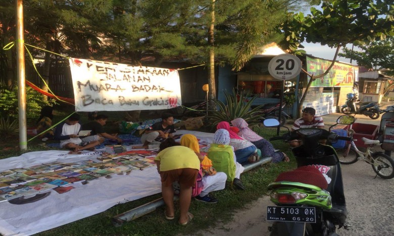 Dorong Peningakatan Minat Baca, 7 Pemuda Desa Gas Alam Buka Perpustakaan Jalanan