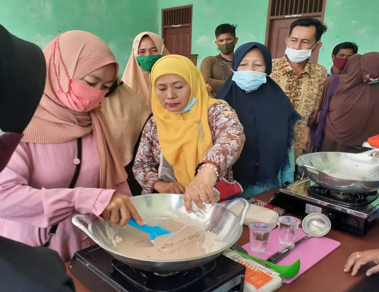 Disbun Latih Kelompok Tani Paser, Cara Mengolah Produk Hasil Perkebunan
