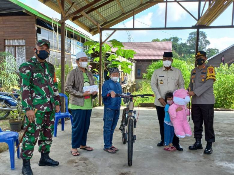 Presiden Joko Widodo Beri Santunan Rp25 Juta untuk Anak Almarhum Ali Yusni