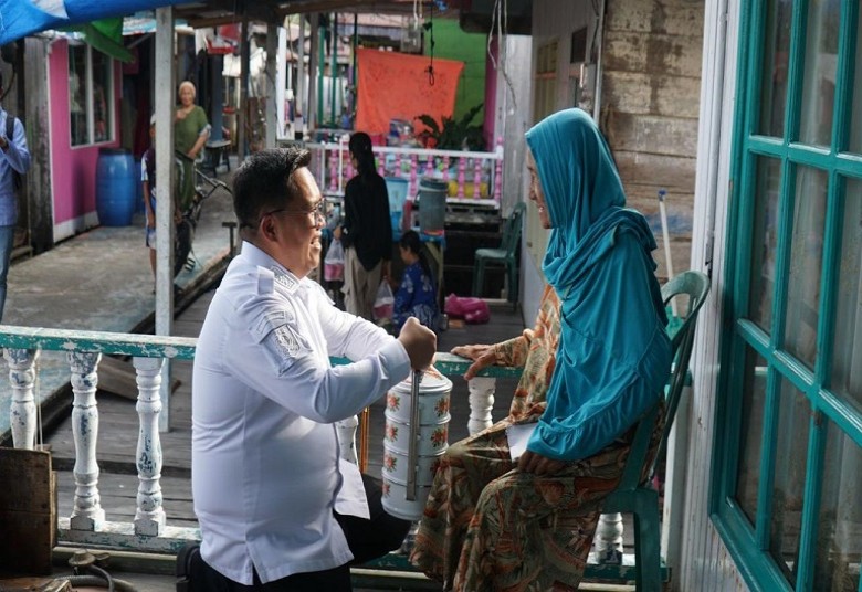 Rendi Solihin Serahkan Bantuan Perlengkapan Ibadah Pada Safari Ramadan di Desa Muara Pantuan