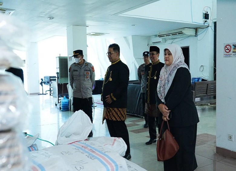 Pj Gubernur Tinjau Gudang Logistik KPU Kutim