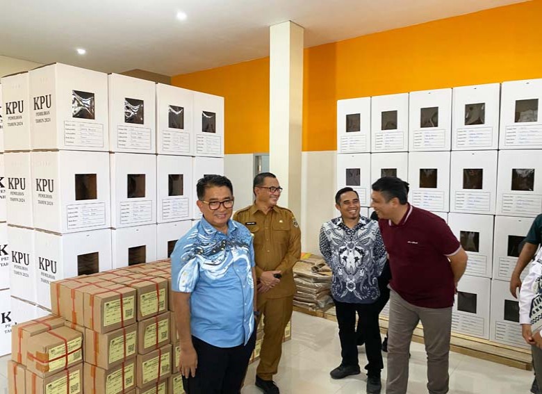Pj Gubernur Kaltim Tinjau Kedatangan Logistik Pilkada Di Berau