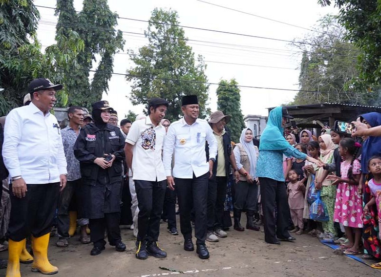 Kunjungi Korban Banjir Lumpur di Pidie Jaya, Gubernur Rudy Doakan Aceh Pulih Lebih Cepat