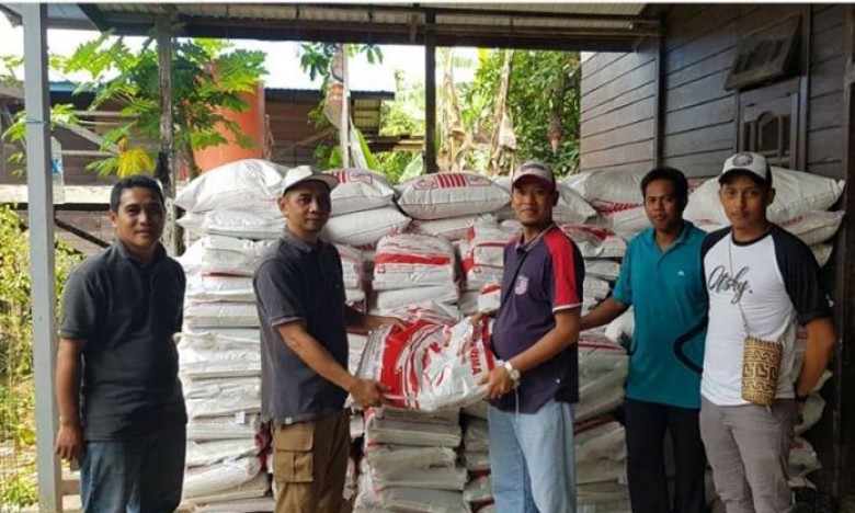 Hasil Reses Terakomodir, Pokdakan Loa Raya Terima Bantuan Pakan dan Bibit Ikan