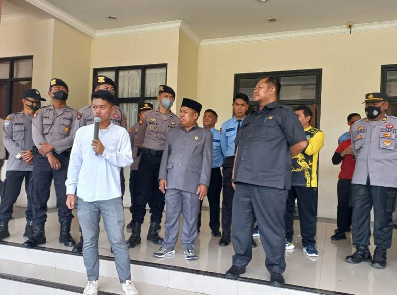 Ketua DPRD Temui Aliansi Mahasiswa dan Pemuda yang Demo Tuntut KM Dinonaktifkan