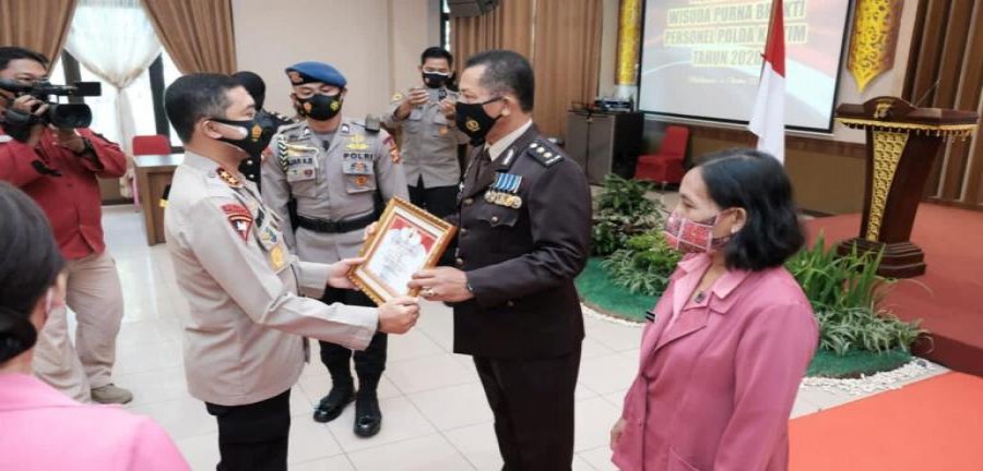 Kapolda Kaltim Pimpin Upacara Wisuda Purna Bhakti Anggota Polri
