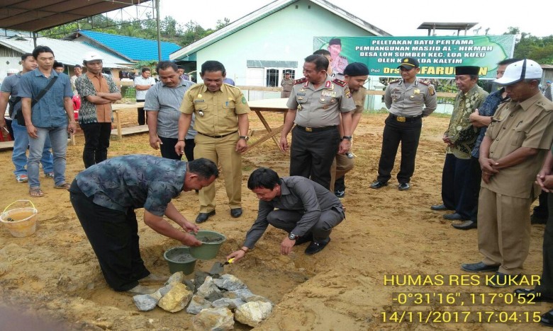 Kapolda Letakan Batu Pertama Pembangunan Masjid di Loa Kulu
