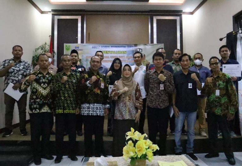 Bupati Berau Berikan Bansos Kepada Yatim Piatu dan Lansia Kurang Mampu