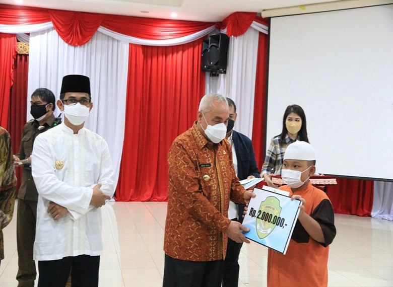 Gubernur Santuni 224 Anak Yatim Piatu di Balikpapan