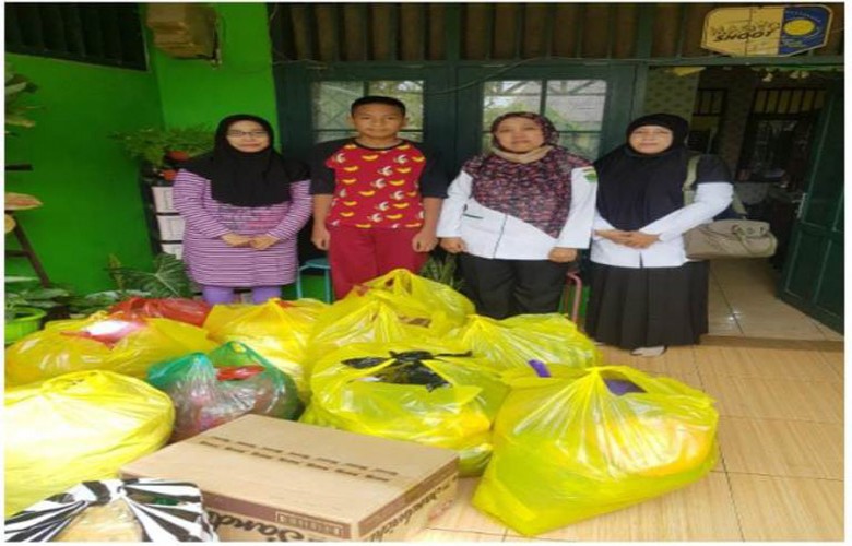 MTs Negeri 1 Kukar Serahkan Bantuan untuk Korban Kebakaran Danau Aji