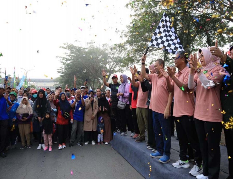 Wabup Hadi Mulyadi Lepas Ribuan Peserta Jalan Santai HUT ke-66 Provinsi Kaltim