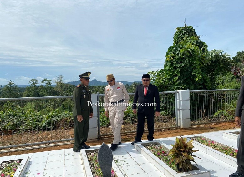 Kadis DPMD Kukar Hadiri Upacara dan Tabur Bunga Peringatan Hari Pahlawan 10 November 2025