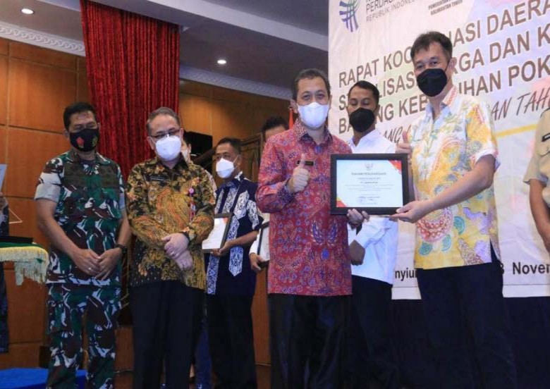 Pemprov Berikan Piagam Penghargaan Kepada Pelaku Usaha