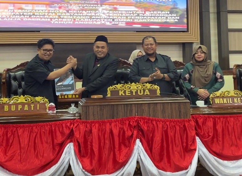 Rapat Paripurna ke-23, Wabup Kukar Sampaikan Nota Keuangan APBD 2026 ke Unsur Pimpinan