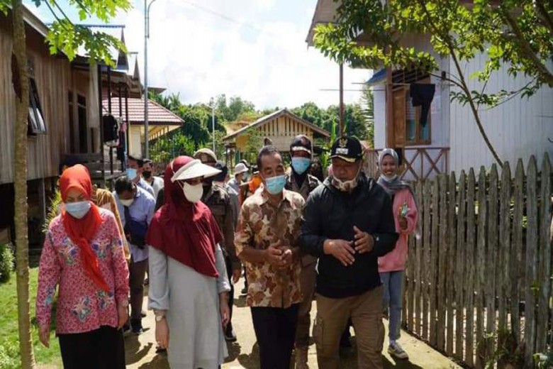 Bupati Sri Juniarsih Rencana Akan Relokasi Warga Kampung Longlaai