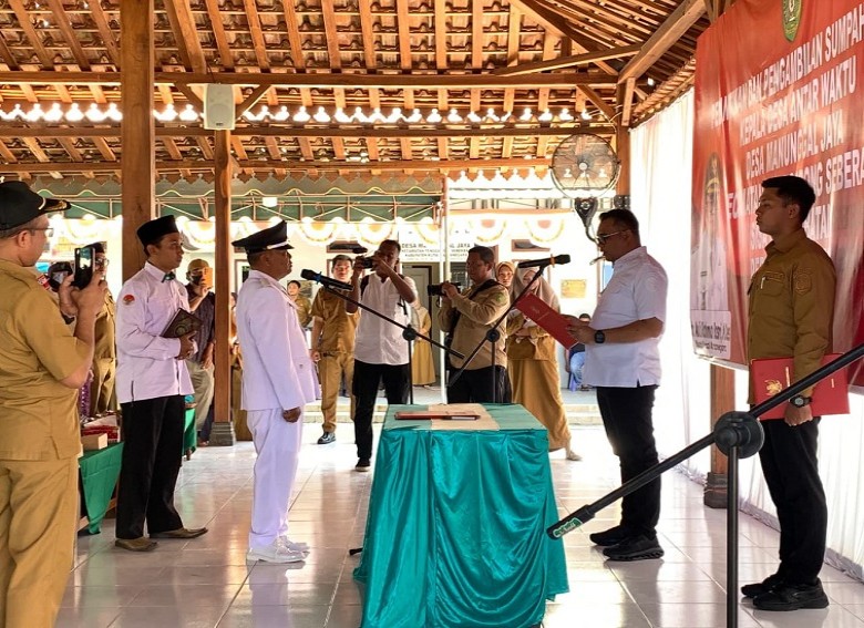 Desa Dinilai Garda Terdepan Pembangungan Daerah, Bupati Kukar Lantik PAW Kades Manunggal Jaya