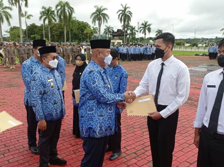 Bupati Kukar Serahkan SK PNS 100 Persen