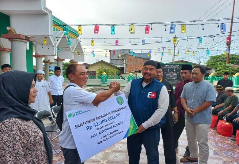 Bupati Edi Serahkan Santunan ke Pekerja Rentan dan Bantuan Sembako untuk Kaum Dhuafa