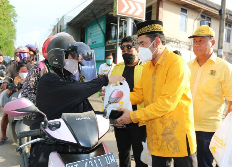 Ketua DPD Golkar Kukar Bagi-Bagi Takjil