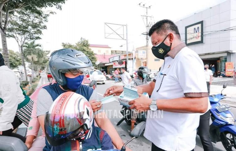 Wakil Walikota Bontang Bagikan Masker, Putus Penyebaran Covid-19