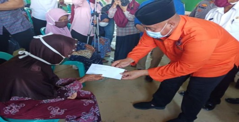 Bupati Edi Damansyah Salurkan BLT-DD untuk Warga Terdampak Covid-19