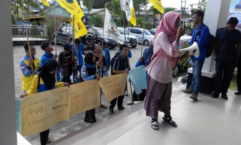 Kantor Disdik Kukar “Dikepung” Mahasiswa