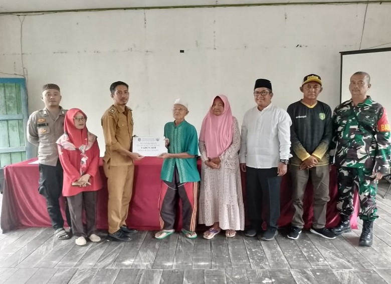 Menjelang Lebaran, Pemdes Kayu Batu Salurkan BLT untuk Warga