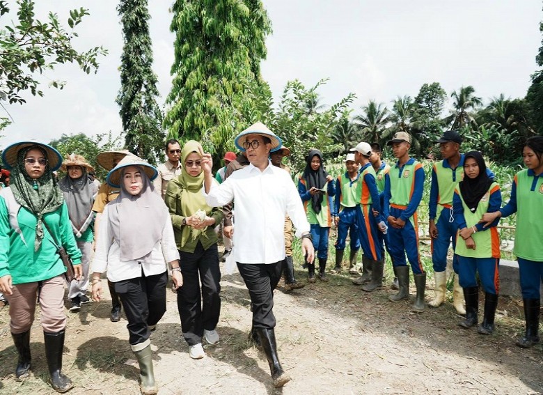 Panen Komoditi di Lahan Praktik Siswa SMK SPP Negeri Samarinda, Pj Akmal:Harus Mampu Membangun Budaya Agraris