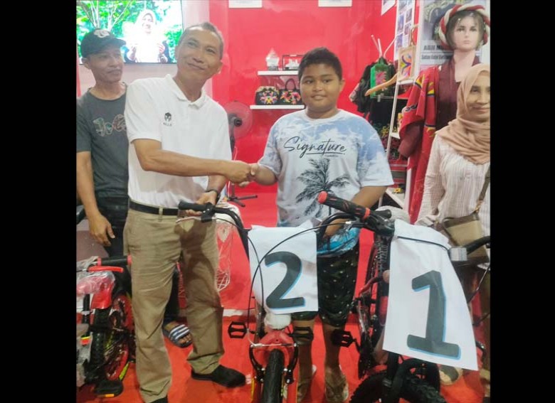 Disperindag Kukar Bagikan 3 Unit Sepeda Untuk Pengunjung yang Paham Program Pemerintah