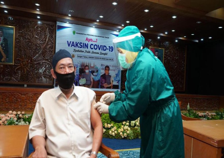 Pegawai Kantor Gubernur Ikuti Vaksinasi Covid-19
