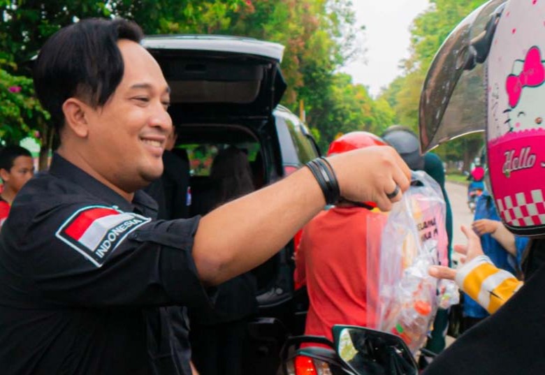 Momen Semangat Berbagi, Relawan Perjuangan Demokrasi Kukar Bagikan Ratusan Takjil untuk Masyarakat