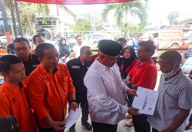 Bupati Edi Damansyah Serahkan Bantuan Sosial, Upaya Pengentasan Kemiskinan
