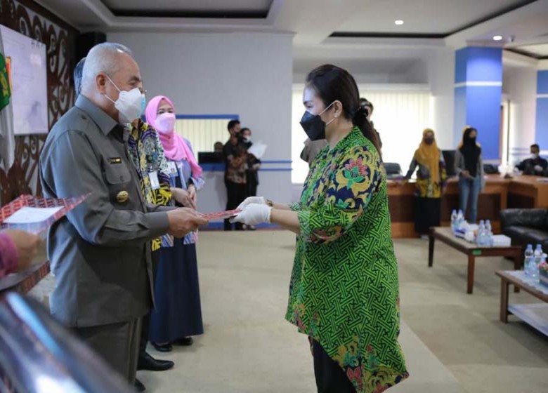 Serahkan SK Pemutihan Tugas Belajar Bagi Guru, Isran: Guru Harus Bersyukur dan Bekerja Tulus