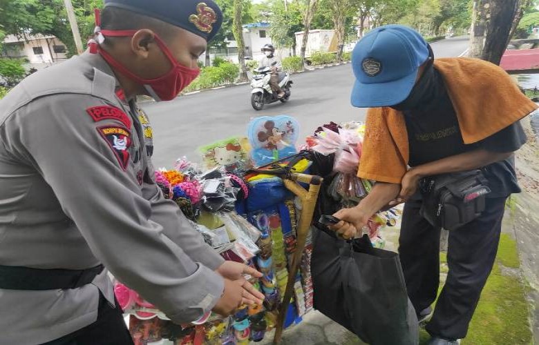 Brimob Batalyon A Pelopor Bagi-bagi Sembako, Bantu Warga Balikpapan Ditengah Pandemi