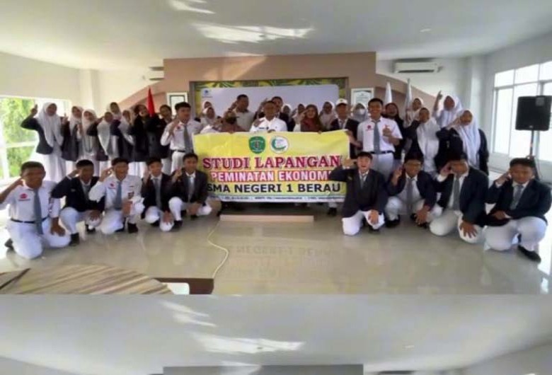 Sambangi Perumda Batiwakkal, SMANSA Berau Perkaya Wawasan Siswa