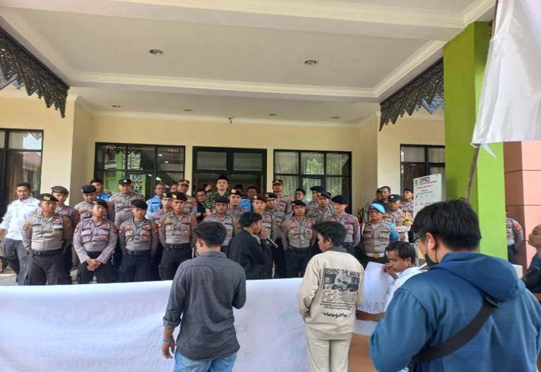 Wakil Ketua DPRD Temui Massa Aksi Demo Tuntut Percepat PAW Anggota dari PKB
