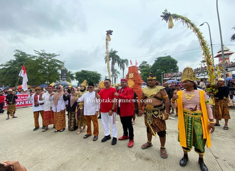 Meriahkan Pawai HUT ke-80 RI, Kecamatan Anggana Tampilkan Drama Kerajaan Majapahit