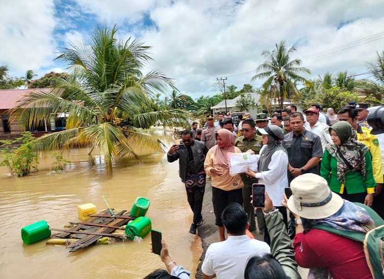 Pemkab Berau Salurkan Bantuan Sembako untuk Korban Banjir di Teluk Bayur